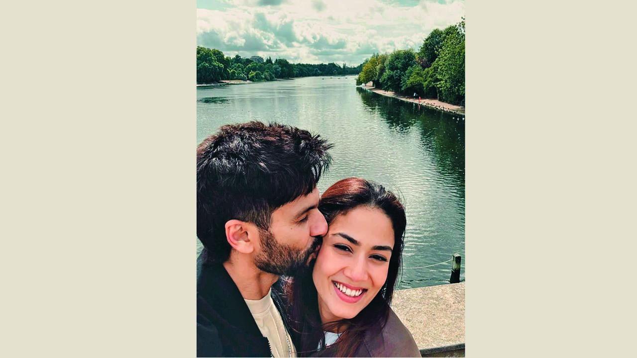 શાહિદે એક રોમૅન્ટિક પોસ્ટ શૅર કરી છે અને કહ્યું છે, ‘હૅપી બર્થ-ડે લવ, તું મને પૂર્ણ કરે છે...’